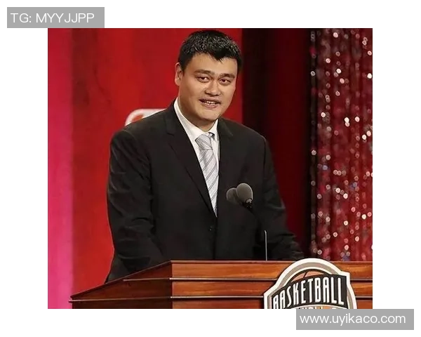 姚明喝水的幽默瞬间漫画展现巨人日常生活中的趣味与温馨