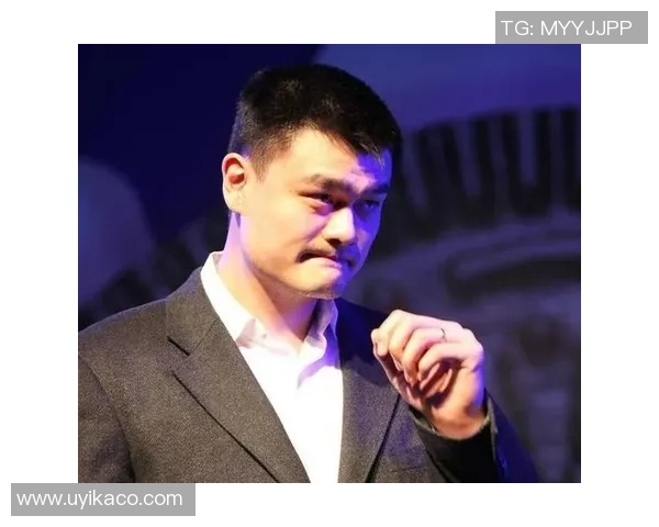 姚明高度评价拉塞尔的篮球才华与职业精神，称其为新时代的传奇球员