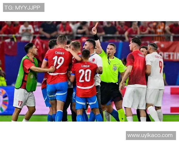 中超热刺与巴萨激战成平局争议判罚引发全场热议